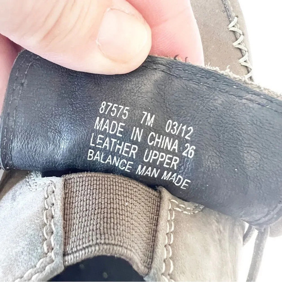 Clarks Wave Olive Green Nubuck Suede Bucs Women’s Size 7 Strap Detail READ - Picture 3 of 11